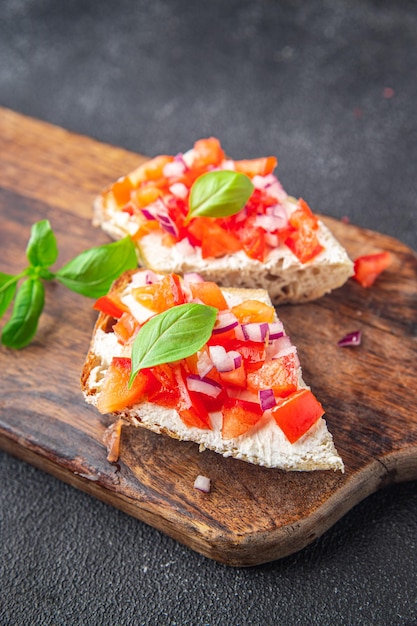 bruschetta tomate basilikum snack sandwich gemüse gesunde mahlzeit essen snack auf dem tisch kopierraum