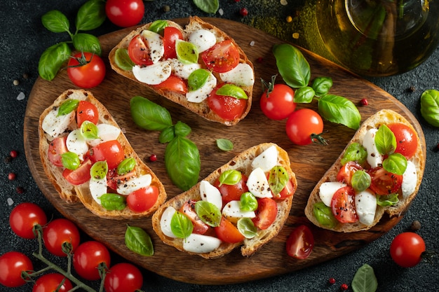 Bruschetta con tomate, mozzarella y albahaca.