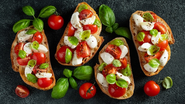 Bruschetta con tomate, mozzarella y albahaca.