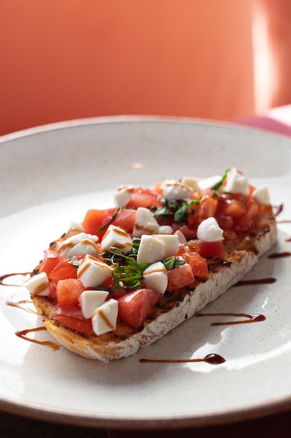 bruschetta con tomate y mozzarella