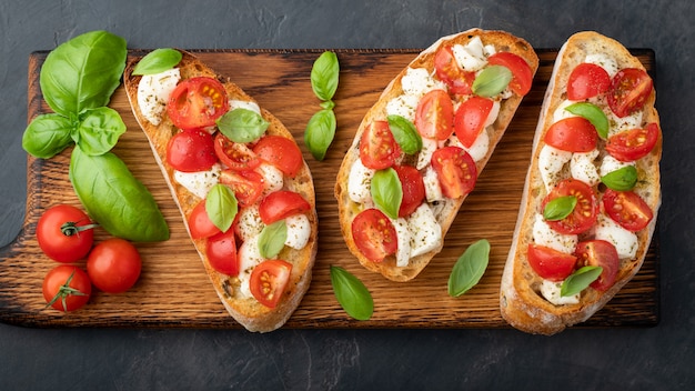 Bruschetta con tomate, queso mozzarella y albahaca.