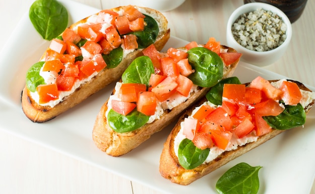 Bruschetta de tomate y queso recién hecha.