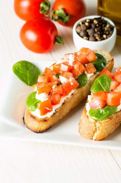 Bruschetta de tomate y queso recién hecha.