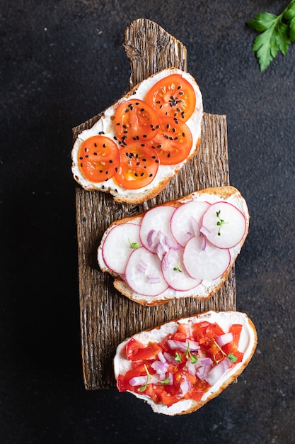 Bruschetta, tomate vegetal, porção de cream cheese de rabanete e lanche para cozinhar