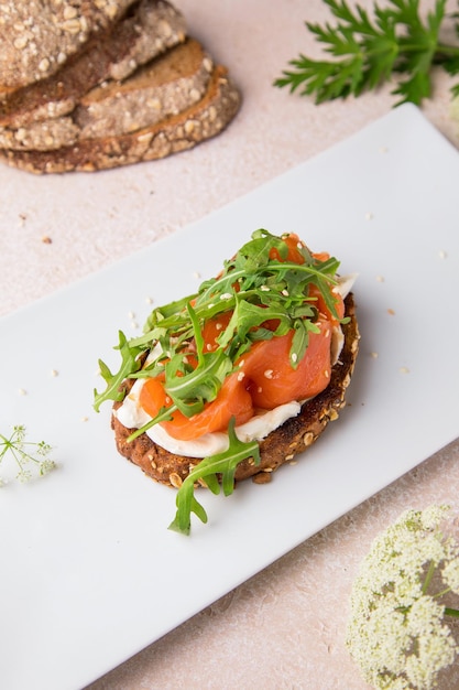 Bruschetta con tomates y ensalada Caprese con tomates albahaca y mozzarella y salmón salvaje