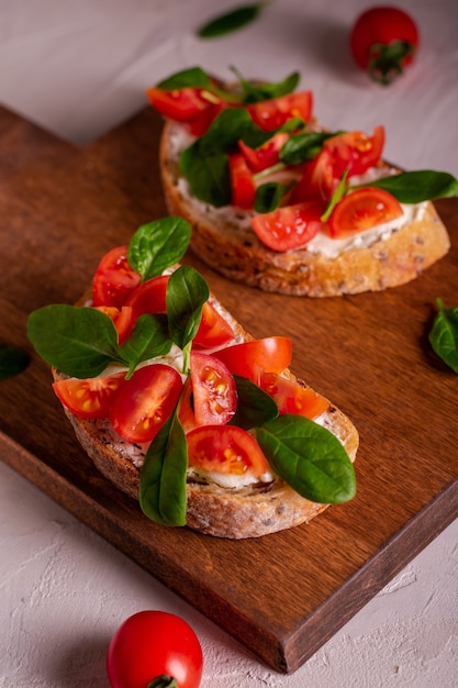 Foto bruschetta con tomates y espinacas para desayunar