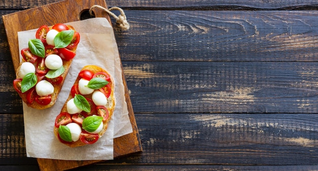 Bruschetta con tomates mozzarella y albahaca Comida vegetariana Alimentación saludable