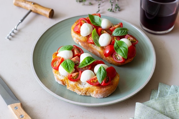 Bruschetta con tomates mozzarella y albahaca Comida vegetariana Alimentación saludable