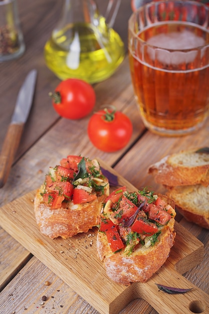 Bruschetta con tomates picados, albahaca y hierbas en pan crujiente a la parrilla.