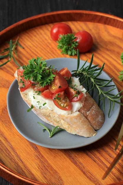 Bruschetta con tomates secados al sol y rúcula Delicioso desayuno o merienda de vino primer plano