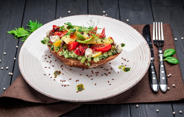 Bruschetta con tomates secos queso crema aguacate y verduras frescas