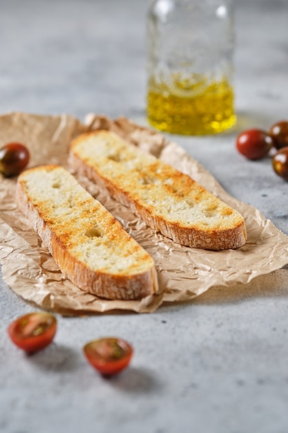 Bruschetta tradicional italiana con tomate, orégano, aceite de oliva y albahaca. El proceso de preparación de bocadillos.