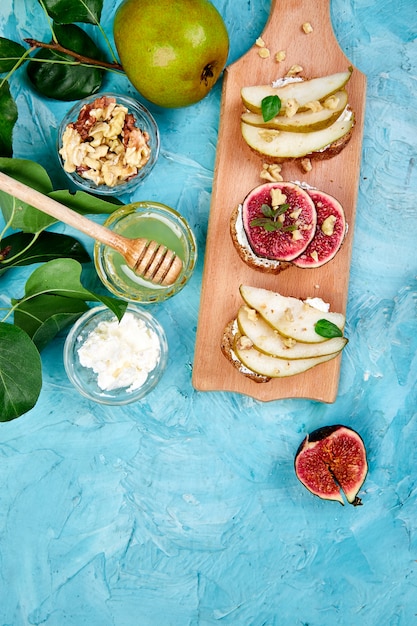 Bruschetta und Crostini mit Birne, Ricotta, Honig, Feigen