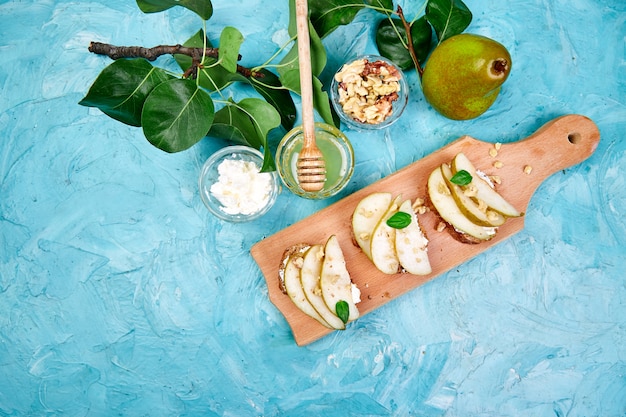 Bruschetta und Crostini mit Birne, Ricotta, Honig.