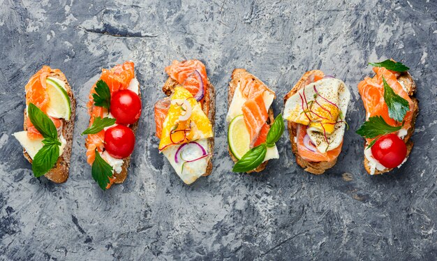 Bruschetta variada com peixe