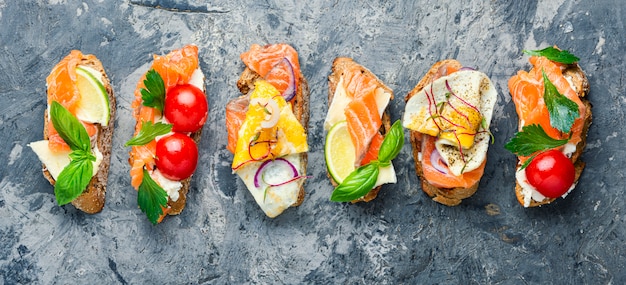 Bruschetta variada com peixe