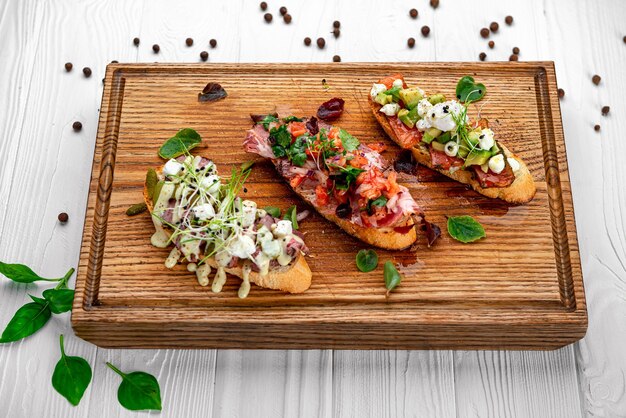 Bruschetta variada com várias coberturas