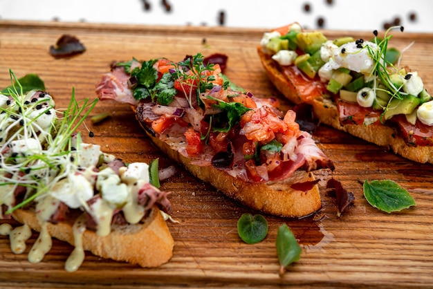 Bruschetta variada com várias coberturas