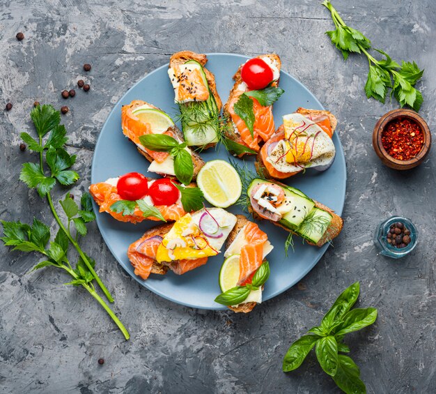 Bruschetta variada con pescado