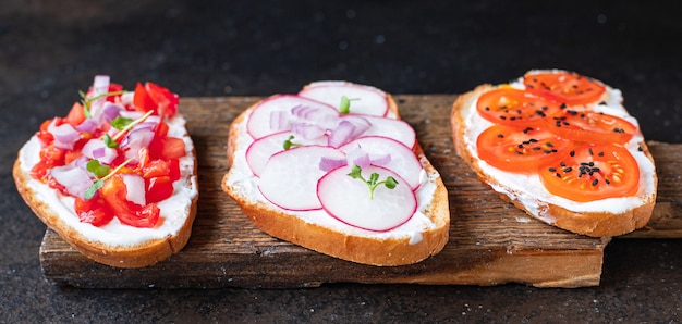 Bruschetta vegetal, tomate, rabanete, cebola, cream cheese