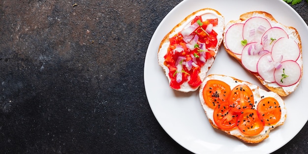 Bruschetta vegetal tomate rábano cebolla queso crema