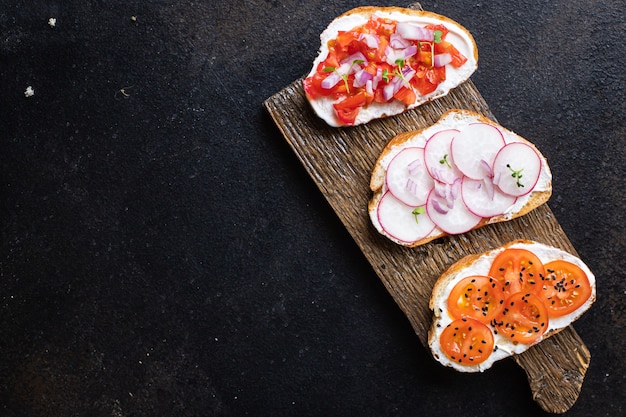 Bruschetta vegetal tomate, rábano queso crema porción cocinar comida merienda