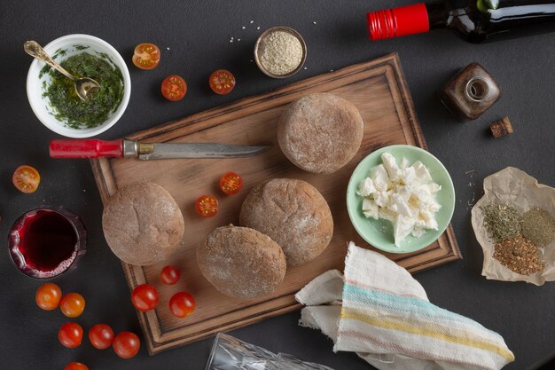 Bruschetta vegetariana y vino. Sandwiches italianos tradicionales