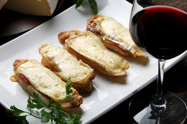 Bruschetta y vino tinto