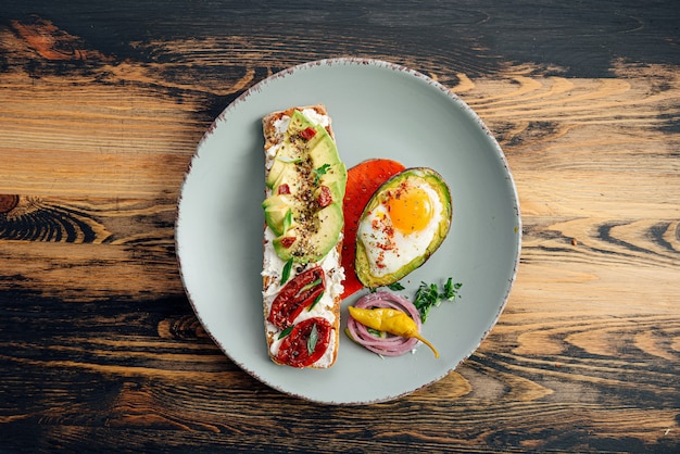 Bruschettas con aguacate y aguacate con huevo desayuno saludable