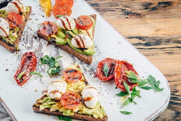 Bruschettas con aguacate y tomates secados al sol