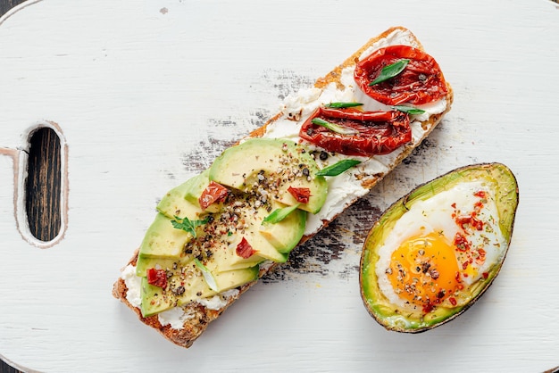 Bruschettas com abacate e abacate com ovo pequeno-almoço saudável