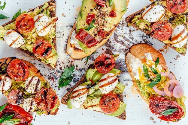 Bruschettas com abacate e tomate seco