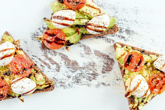 Bruschettas com abacate tomate mozzarella tomate seco e especiarias