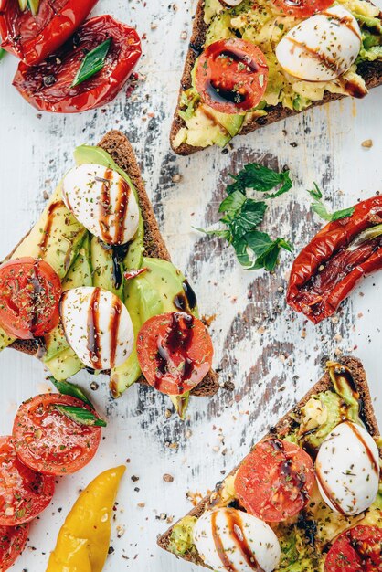 Bruschettas com abacate tomate mozzarella tomate seco e especiarias