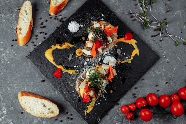 Bruschettas com mousse de abóbora e queijo de cabra.