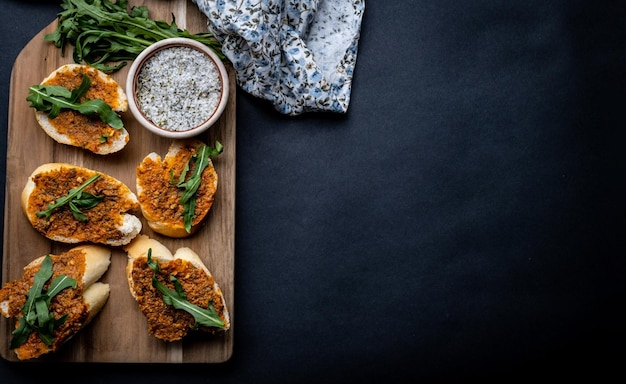 Bruschettas com pesto e manjericão