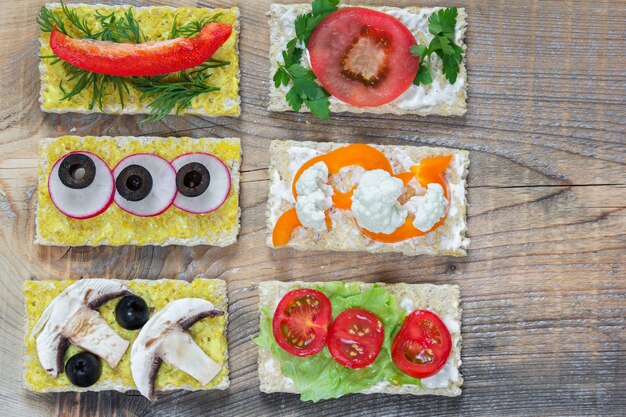 Bruschettas con diferentes verduras.