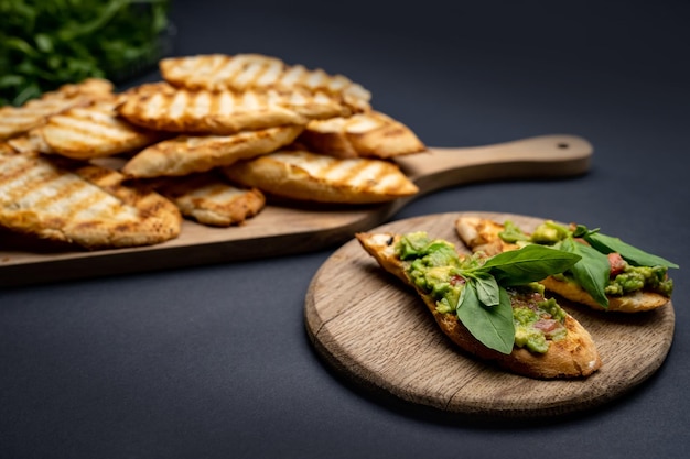 Bruschettas con guacamole y tomates cherry