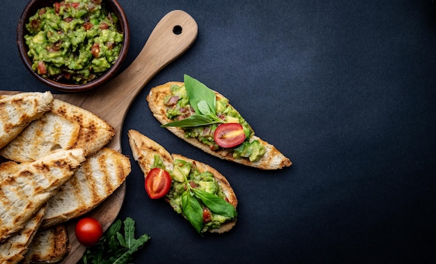 Bruschettas con guacamole y tomates cherry