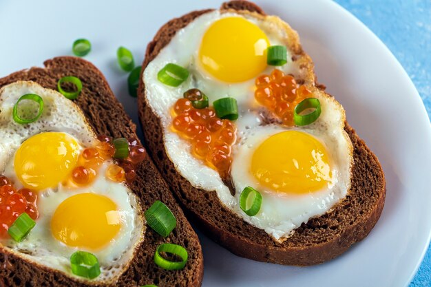 Bruschettas con Huevos de Codorniz Fritos con Cebolla Verde