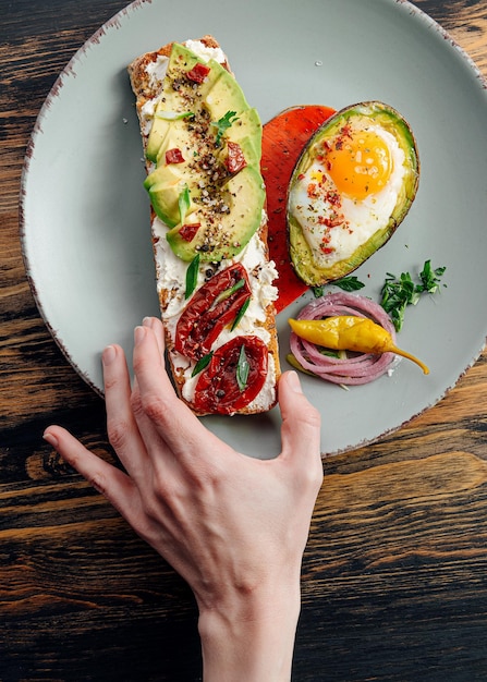 Bruschettas mit Avocado und Avocado mit Ei gesundes Frühstück