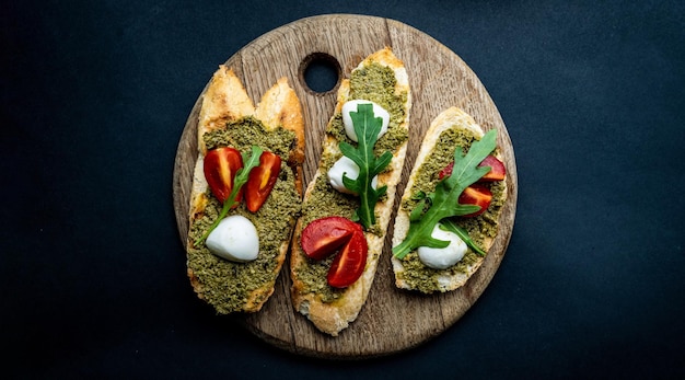 Bruschettas mit Pesto und Tomaten