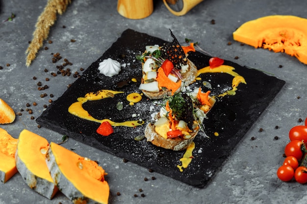 Bruschettas con mousse de calabaza y queso de cabra.