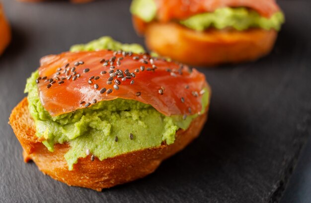 Bruschettas de salmón con aguacate y semillas