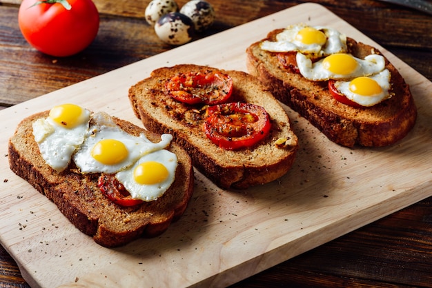 Bruschettas con Tomates Secos y Huevos Fritos