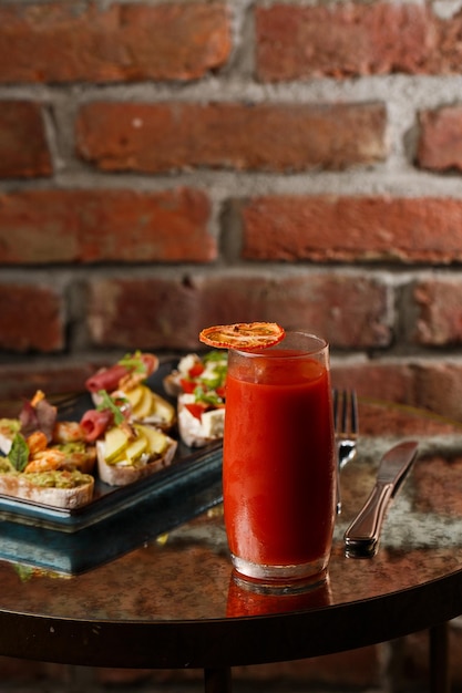 Bruschettas con verduras Platos de inicio con tomates cherry queso crema de aguacate y gambas Composición de alimentos sabrosa comida italiana