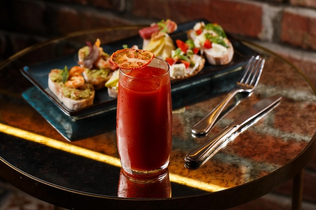 Foto bruschettas con verduras platos de inicio con tomates cherry queso crema de aguacate y gambas composición de alimentos sabrosa comida italiana