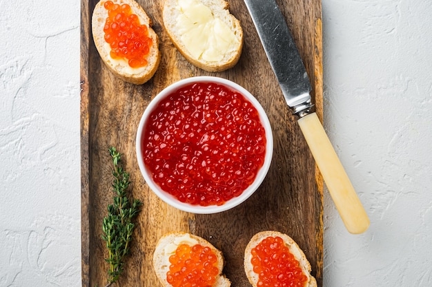 Bruschettes mit butterrotem Kaviar, auf weißem Hintergrund, Draufsicht flach