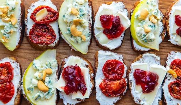 Foto bruschetti con queso en un plato enfoque selectivo