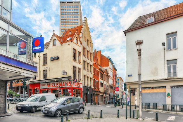 BRUSELAS BÉLGICA 07 DE JULIO DE 2016 Vistas a la ciudad acogedoras ciudades europeas Bruselas Bélgica y la capital de la Unión Europea En foto calles cafés restaurantes